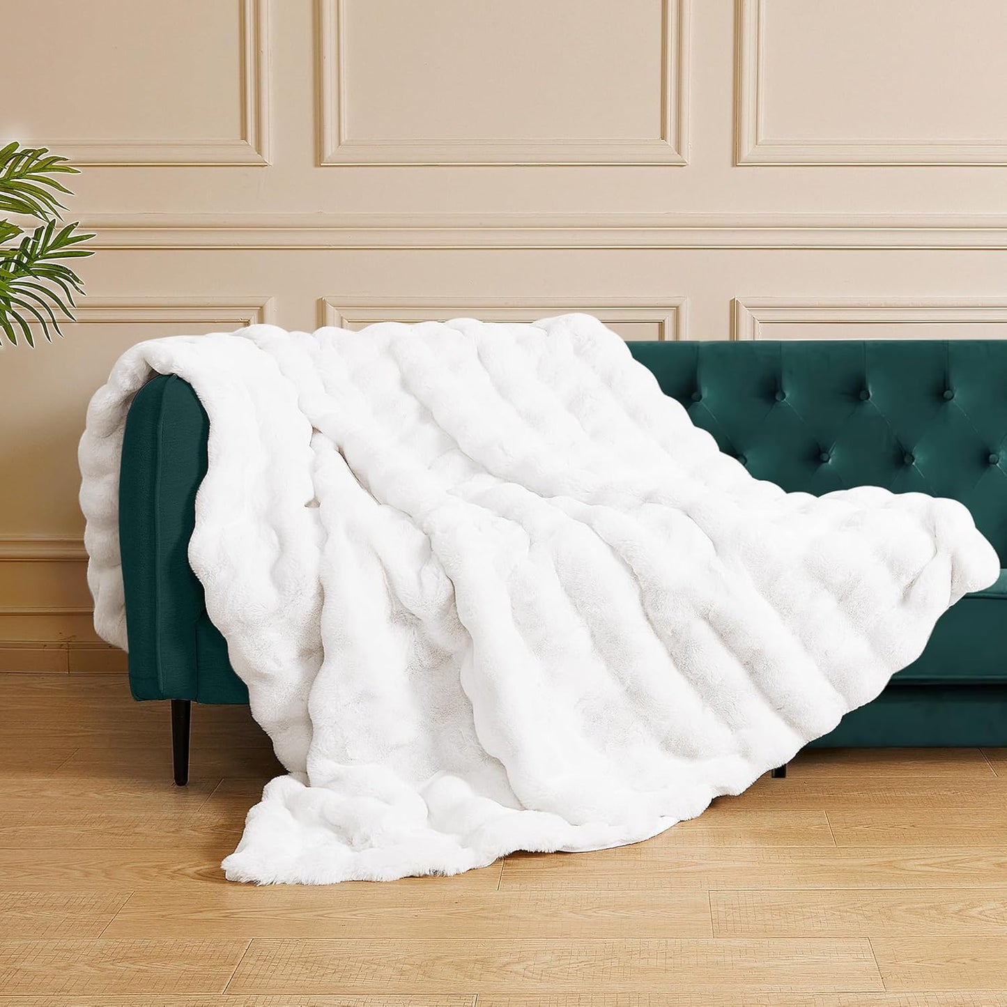 White Soft Twin Fluffy Blanket for Bed Living Room Furry Faux Fur Bed 60x80 Thick Fuzzy Throw Blanket Cozy Home Decor Gifts 860 GSM