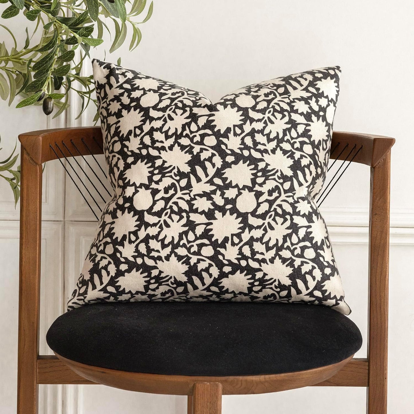 Foindtower Set of 2 Decorative Neutral Floral Throw Pillow Covers Accent Farmhouse Cushion Covers Boho Vintage Pillowcase for Couch Sofa Bedroom Living Room Home Decor Outdoor20×20 Inch,Black