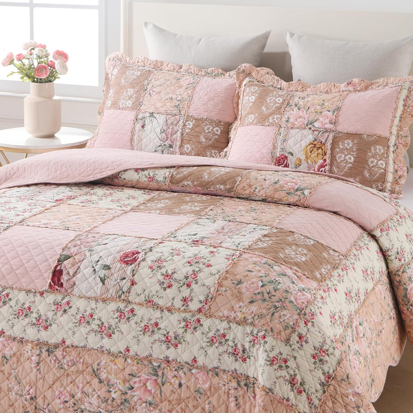 Yvooxny Quilts Queen Size Patchwork Pink Floral Quilt Set Vintage Shabby Chic Botanical Floral Quilted Bedspread 3-Piece Quilt Set with Ruffle for All Seasons, Queen Size, 98 * 90 Inches