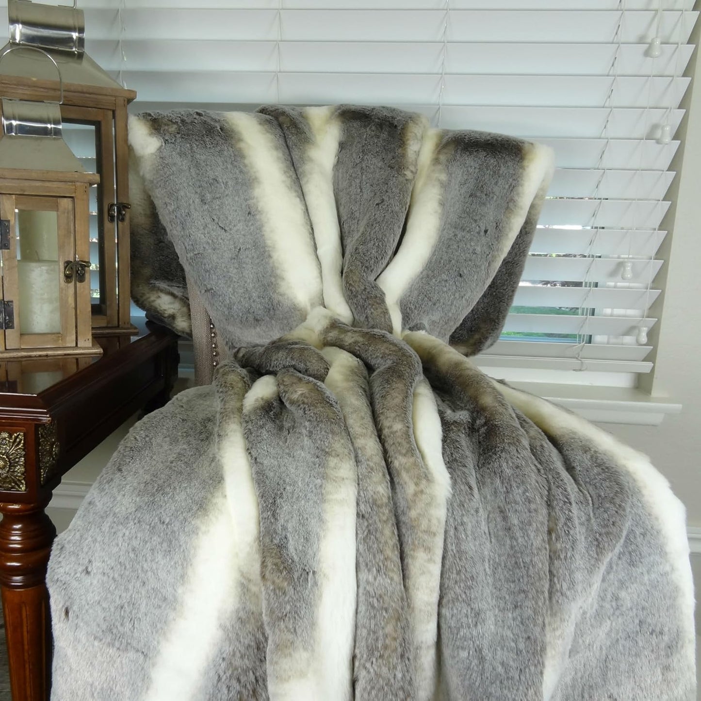 Tissavel Chinchilla Faux Fur Throw Blanket & Bedspread - Chinchilla Faux Fur - Gray Ivory Chinchilla Fur Throw - Luxury Soft Fur, Made in US, 16444